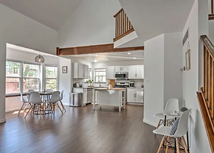 Evolve House with Bar&Deck, 2 Mi to Ski Resort!